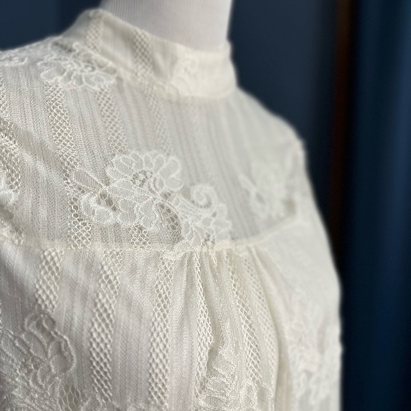 ▫️donated White High Neck Lace Top - Picture 3 of 10